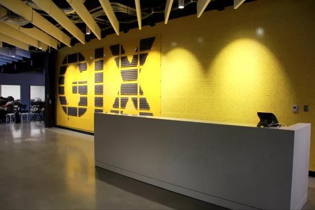 2015年9月，中國(guó)國(guó)家領(lǐng)導(dǎo)人國(guó)事訪問西雅圖時(shí)，代表中國(guó)正式啟動(dòng)了全球創(chuàng)新學(xué)院（GIX）項(xiàng)目，并贈(zèng)予GIX一棵水杉樹以致祝賀